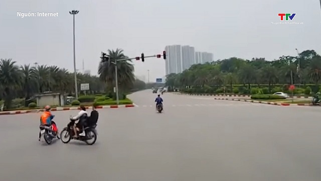 Tai nạn giữa ngã tư vì không chấp hành đèn tín hiệu- Ảnh 1. Tai nạn giữa ngã tư vì không chấp hành đèn tín hiệu- Ảnh 1.