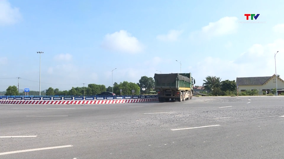 Mất an toàn giao thông tại đường Vạn Thiện - Bến En, Nông Cống- Ảnh 1. Mất an toàn giao thông tại đường Vạn Thiện - Bến En, Nông Cống- Ảnh 1.