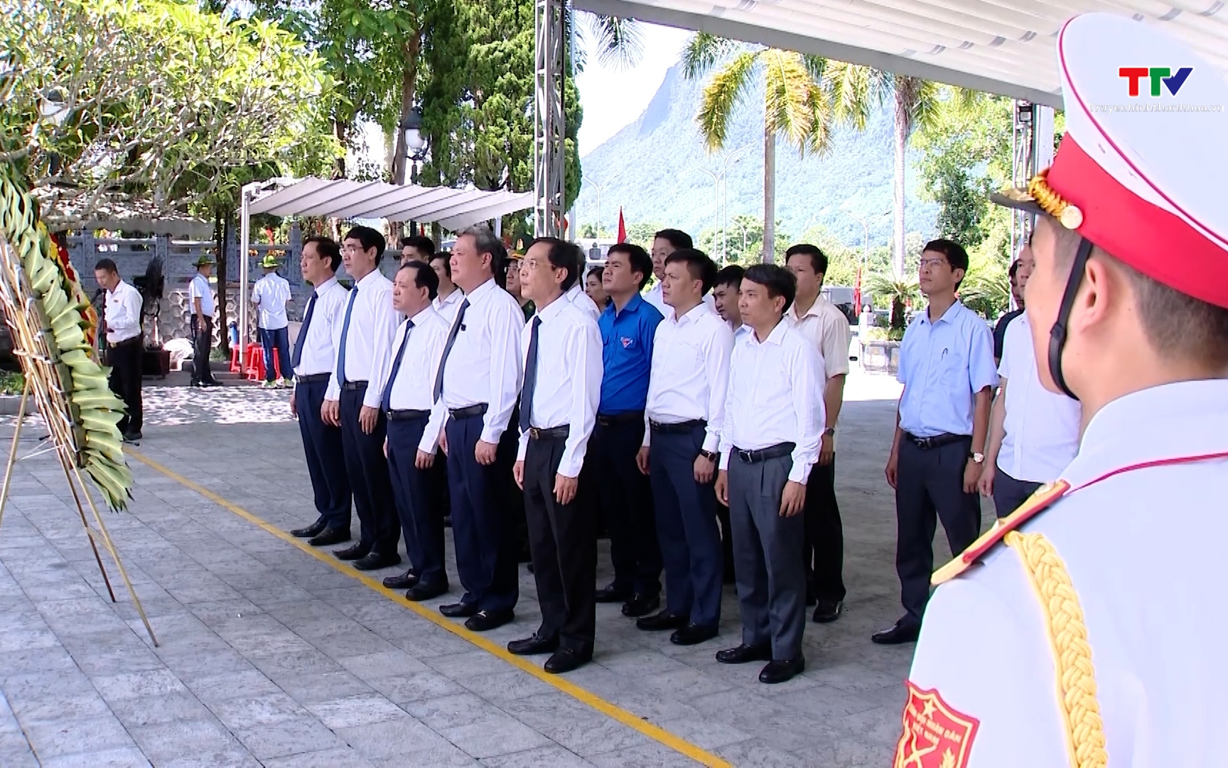 Đoàn đại biểu Tỉnh uỷ - Hội đồng nhân dân - UBND - Ủy ban Mặt trận Tổ quốc tỉnh Thanh Hoá dâng hương, viếng các anh hùng liệt sỹ tại tỉnh Tuyên Quang