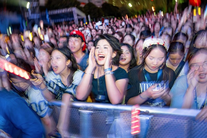Gần 15.000 khán giả Phenikaa "cháy hết mình" trong "cơn bão sắc màu" COLORSTORM 2025- Ảnh 2. Gần 15.000 khán giả Phenikaa "cháy hết mình", tạo nên biển người rực rỡ tại "cơn bão sắc màu" COLORSTORM 2025