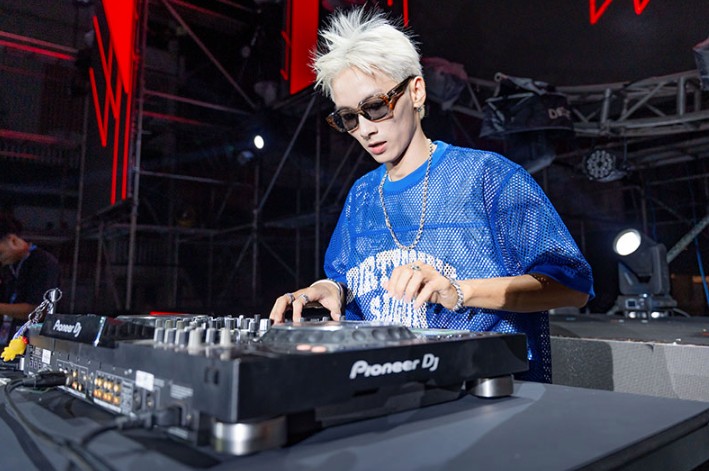 Gần 15.000 khán giả Phenikaa "cháy hết mình" trong "cơn bão sắc màu" COLORSTORM 2025- Ảnh 10. DJ Kaiz và MC Hype Hazel khuấy đảo không khí với những bản mix đỉnh cao