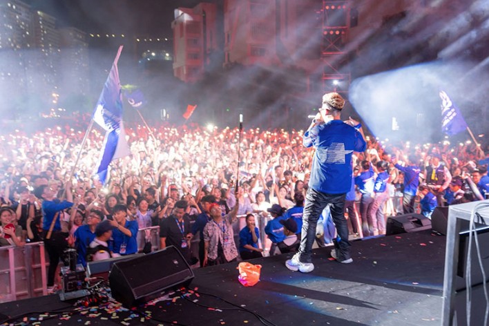 Gần 15.000 khán giả Phenikaa "cháy hết mình" trong "cơn bão sắc màu" COLORSTORM 2025- Ảnh 11. DJ Kaiz và MC Hype Hazel khuấy đảo không khí với những bản mix đỉnh cao