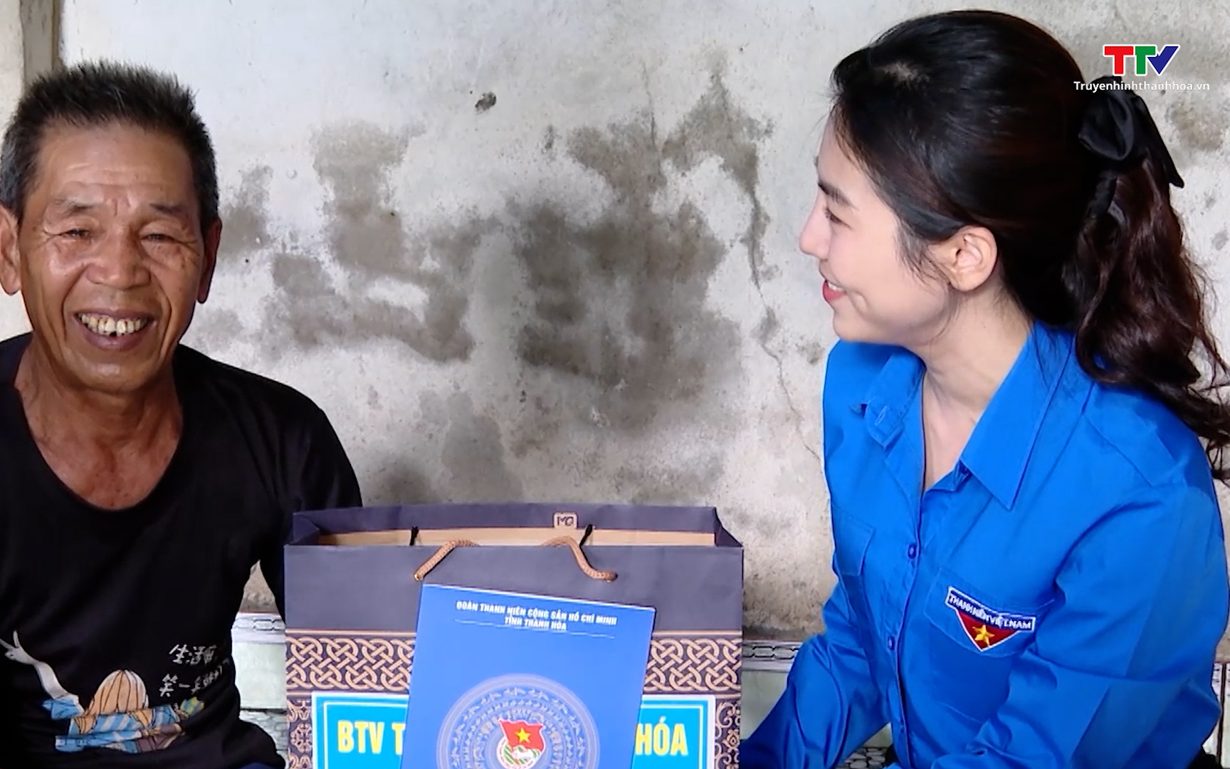 Tỉnh Đo&agrave;n Thanh Ho&aacute; thăm, tặng qu&agrave; c&aacute;c gia đ&igrave;nh thương binh, liệt sĩ