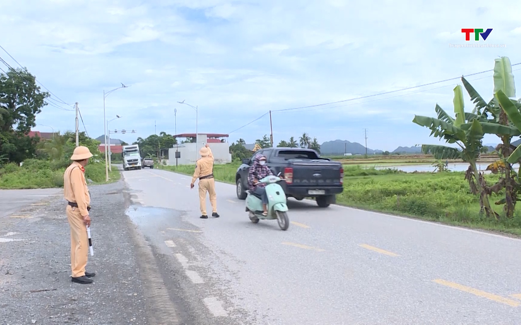 Cảnh s&aacute;t giao th&ocirc;ng to&agrave;n quốc c&ocirc;ng khai đường d&acirc;y n&oacute;ng 