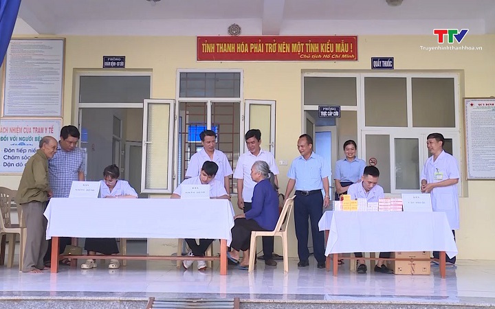 Khám bệnh, phát thuốc miễn phí cho nhân dân vùng bị ảnh hưởng mưa, lũ