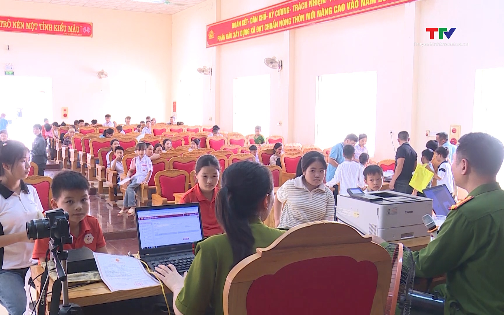 Công an Thanh Hoá tích cực hỗ trợ người dân làm thủ tục cấp căn cước
