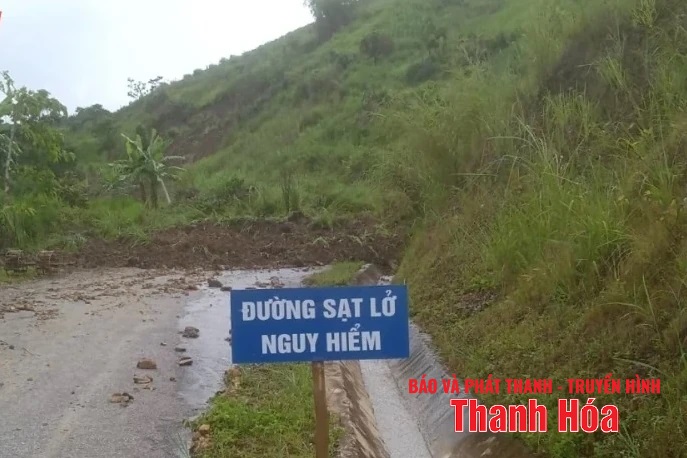 Công bố tình huống khẩn cấp thiên tai đối với vị trí sạt lở trên tuyến đường từ Quan Sơn đi Tam Lư- Ảnh 1.