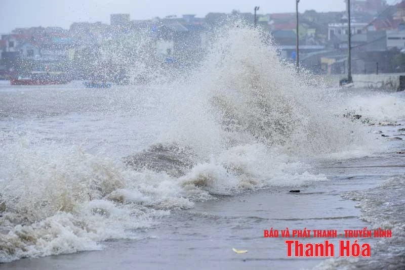 Bão số 5 ít di chuyển, cường độ giảm- Ảnh 2. Bão số 5 ít di chuyển, cường độ giảm- Ảnh 2.