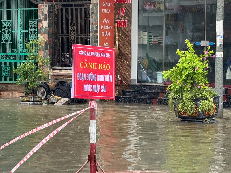 Công an phường Sầm Sơn cắm biển, phân luồng cảnh báo các khu vực ngập lụt- Ảnh 2.