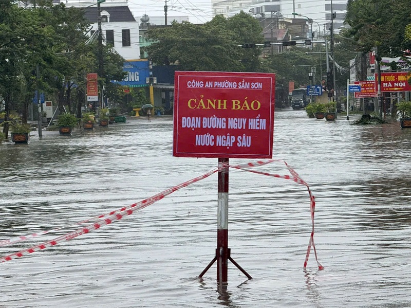 Công an phường Sầm Sơn cắm biển, phân luồng cảnh báo các khu vực ngập lụt- Ảnh 3.