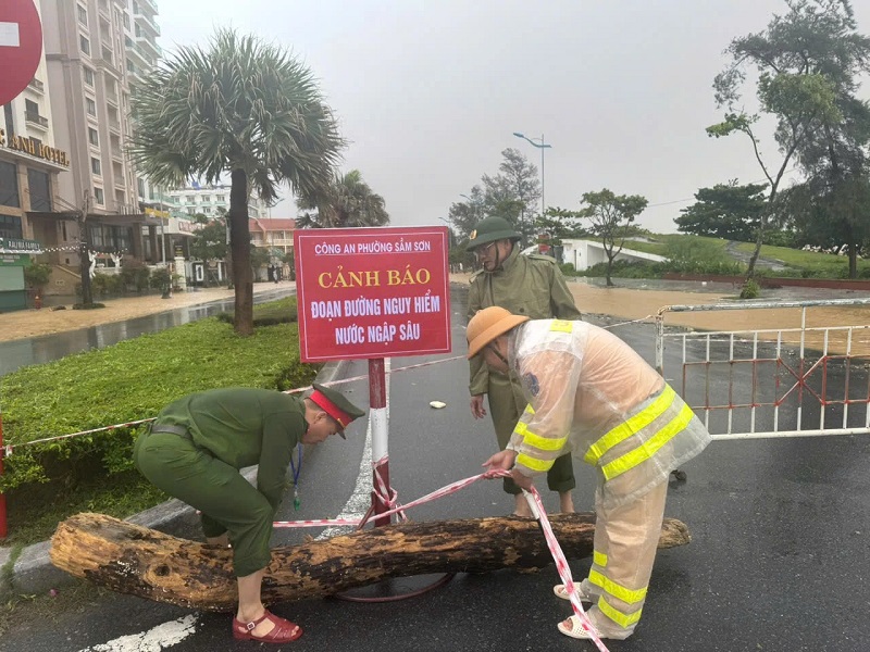 Công an phường Sầm Sơn cắm biển, phân luồng cảnh báo các khu vực ngập lụt- Ảnh 1.