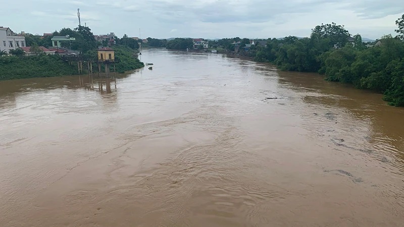 Tăng mức báo động II trên sông Bưởi tại trạm Thủy văn Kim Tân- Ảnh 1. Tăng mức báo động II trên sông Bưởi tại trạm Thủy văn Kim Tân- Ảnh 1.