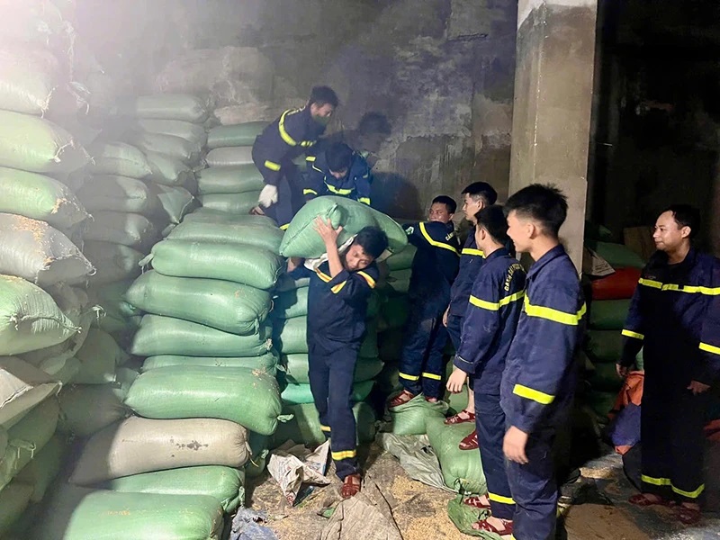Giao nhiệm vụ cụ thể cho một số xã, phường, tập trung ứng phó, khắc phục hậu quả của mưa bão- Ảnh 1. Giao nhiệm vụ cụ thể cho một số xã, phường, tập trung ứng phó, khắc phục hậu quả của mưa bão- Ảnh 1.