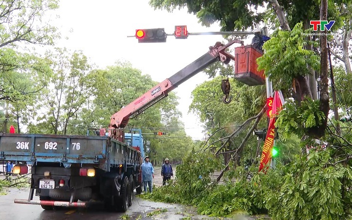 Khắc phục hậu quả, đảm bảo an toàn giao thông sau bão