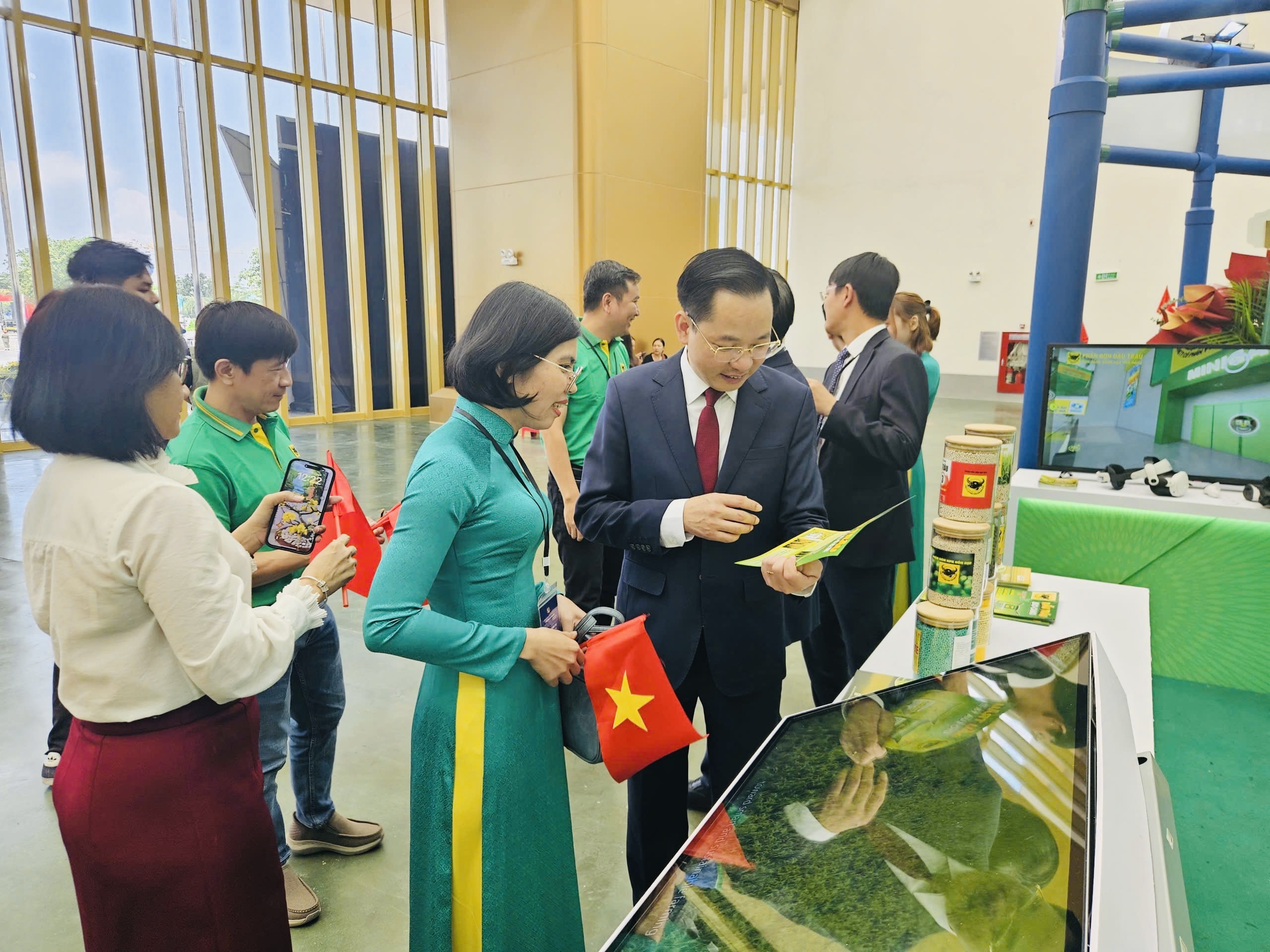 Phân bón Bình Điền: Khẳng định vị thế thương hiệu quốc gia với tầm nhìn “Xanh hóa - Số hóa” tại Triển lãm 80 năm thành tựu đất nước- Ảnh 2. Phân bón Bình Điền: Khẳng định vị thế thương hiệu quốc gia với tầm nhìn “Xanh hóa - Số hóa” tại Triển lãm 80 năm thành tựu đất nước- Ảnh 2.