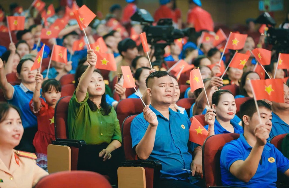 “Vang vọng mùa thu” - Bản hùng ca kỷ niệm 80 năm Cách mạng Tháng Tám và Quốc khánh 2/9- Ảnh 5. “Vang vọng mùa thu” - Bản hùng ca kỷ niệm 80 năm Cách mạng Tháng Tám và Quốc khánh 2/9- Ảnh 5.