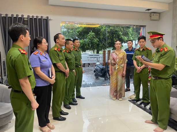 Khởi tố vợ chồng “Vi ngộ” về tội trốn thuế- Ảnh 1. Khởi tố vợ chồng “Vi ngộ” về tội trốn thuế- Ảnh 1.