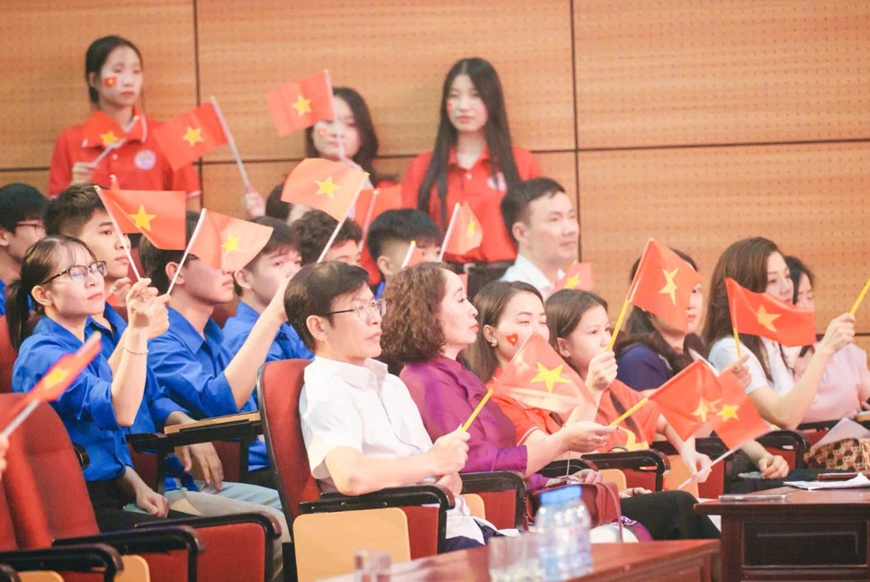 “Vang vọng mùa thu” - Bản hùng ca kỷ niệm 80 năm Cách mạng Tháng Tám và Quốc khánh 2/9- Ảnh 2. “Vang vọng mùa thu” - Bản hùng ca kỷ niệm 80 năm Cách mạng Tháng Tám và Quốc khánh 2/9- Ảnh 2.