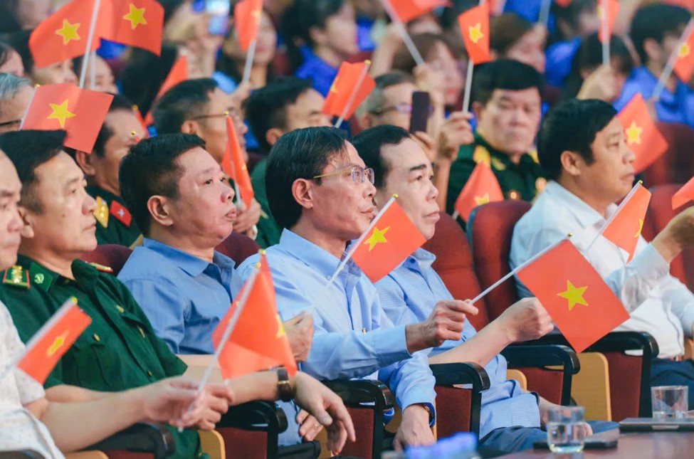 “Vang vọng mùa thu” - Bản hùng ca kỷ niệm 80 năm Cách mạng Tháng Tám và Quốc khánh 2/9- Ảnh 1. “Vang vọng mùa thu” - Bản hùng ca kỷ niệm 80 năm Cách mạng Tháng Tám và Quốc khánh 2/9- Ảnh 1.