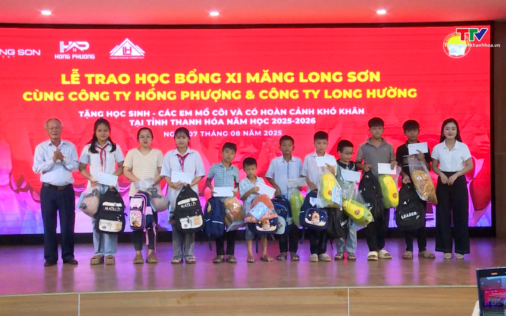 Công ty xi măng Long Sơn trao học bổng cho học sinh có hoàn cảnh đặc biệt khó khăn