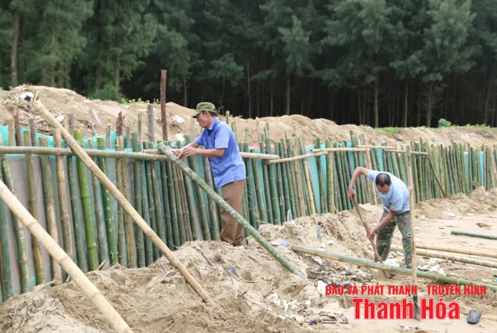 Công bố tình huống khẩn cấp sạt lở công trình kè bờ biển xã Hoằng Tiến
- Ảnh 1.