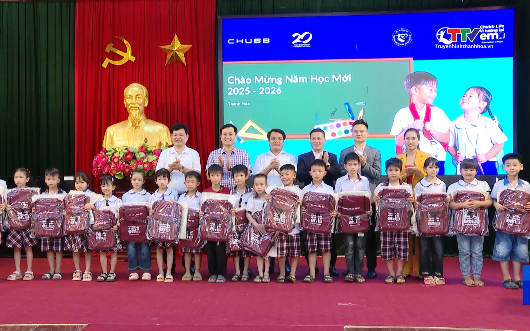 Học bổng “Vì tương lai Việt” tiếp sức học sinh Thanh Hóa vượt lũ, vững vàng đến trường- Ảnh 1. Trao học bổng, quà tặng cho trẻ em có hoàn cảnh đặc biệt khó khăn tại xã Hà Long