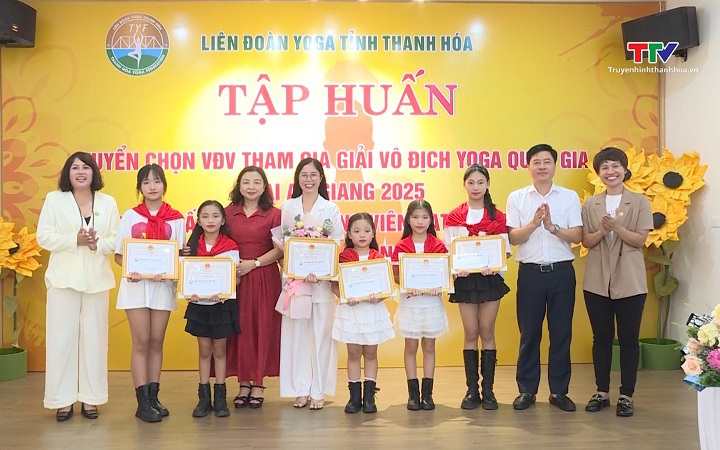 Đoàn vận động viên tỉnh Thanh Hóa xuất quân tham gia Giải Vô địch Yoga quốc gia lần thứ VII, năm 2025 tại tỉnh An Giang- Ảnh 1. Liên đoàn Yoga tỉnh Thanh Hóa trao giấy khen và tập huấn tuyển chọn vận động viên tham gia giải vô địch Yoga quốc gia năm 2025