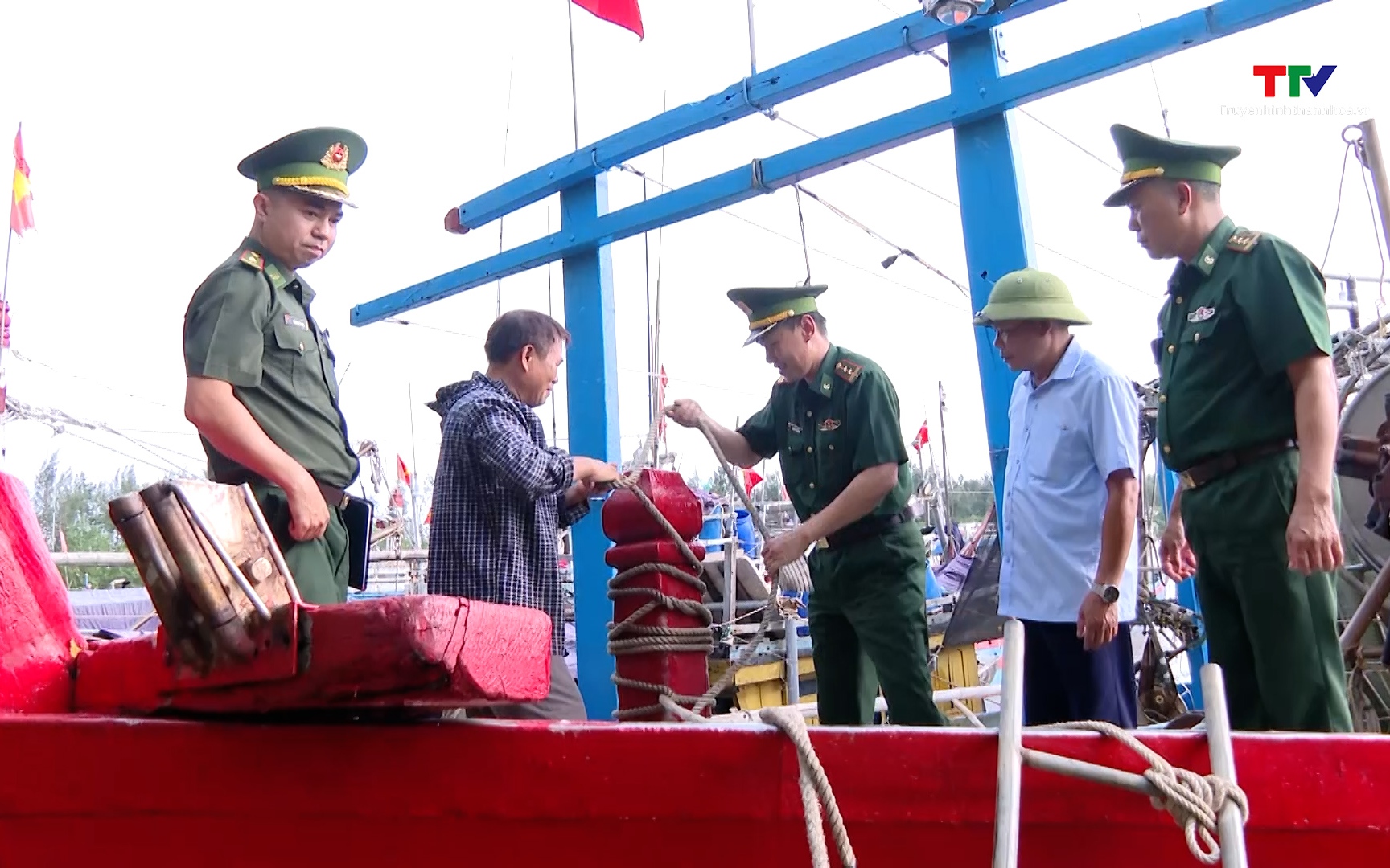 Kêu gọi tàu thuyền vào nơi tránh trú bão an toàn