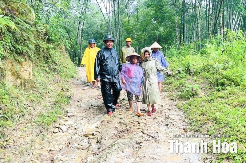 Khẩn trương sơ tán người dân ở khu vực nguy hiểm đến nơi an toàn- Ảnh 1.
