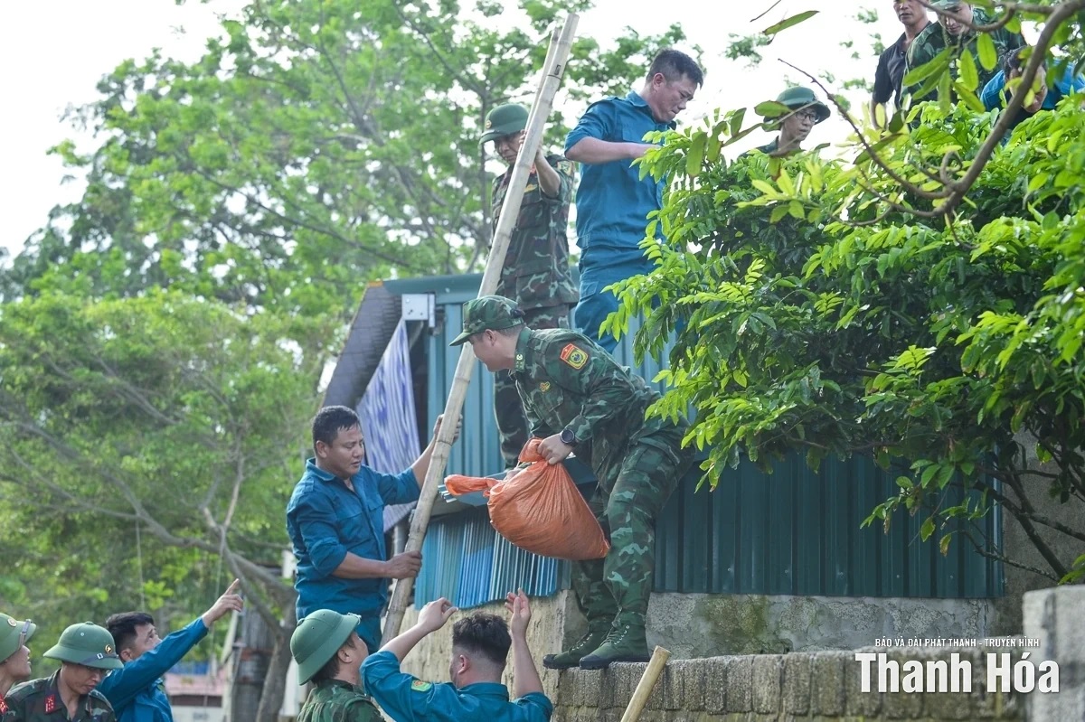 Chủ tịch UBND tỉnh ban hành Công điện khẩn yêu cầu tập trung ứng phó bão số 10 và mưa lũ, sạt lở đất, lũ ống, lũ quét- Ảnh 1.