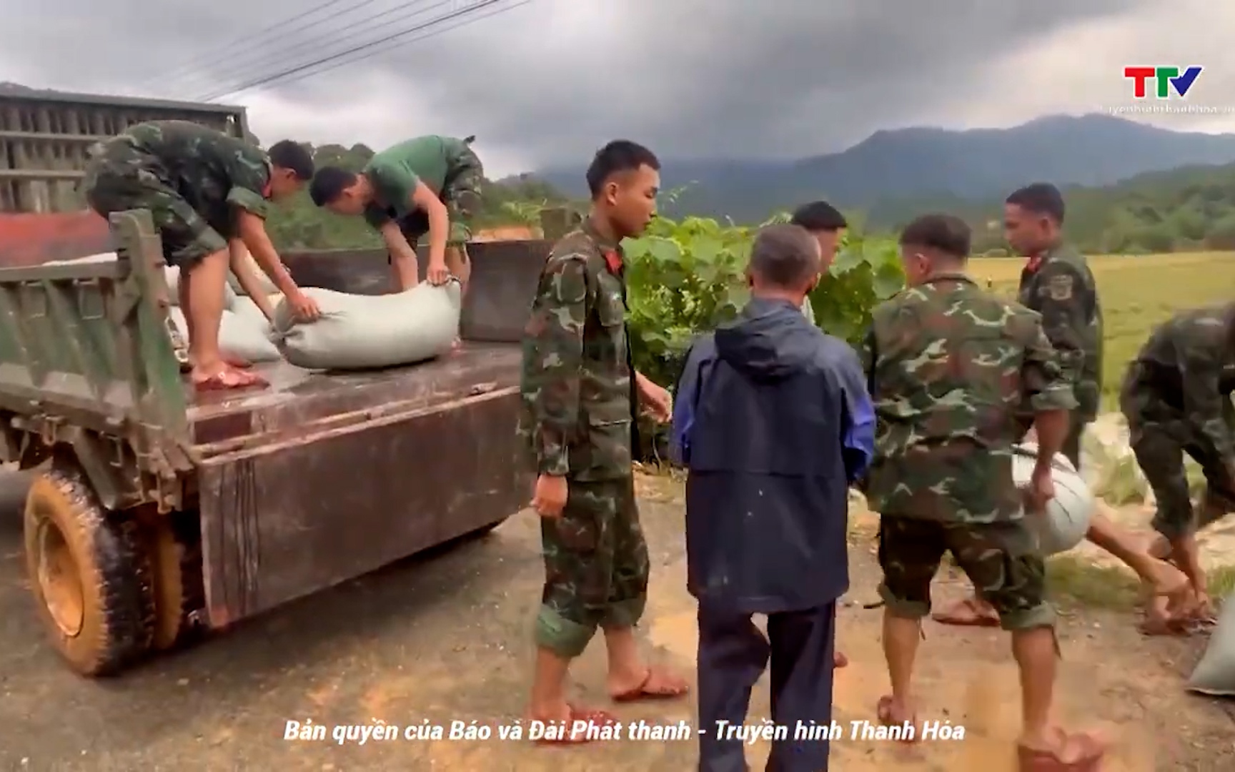Lực lượng vũ trang Thanh Hóa hỗ trợ người dân ứng phó bão số 10