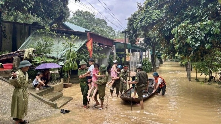 Khẩn trương tổ chức sơ tán các hộ dân sinh sống trong khu vực nguy hiểm đến nơi an toàn- Ảnh 1.