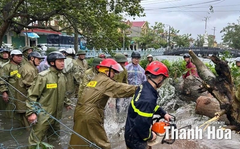 Khẩn trương hỗ trợ Nhân dân khắc phục hậu quả bão số 10 và mưa lũ- Ảnh 2.