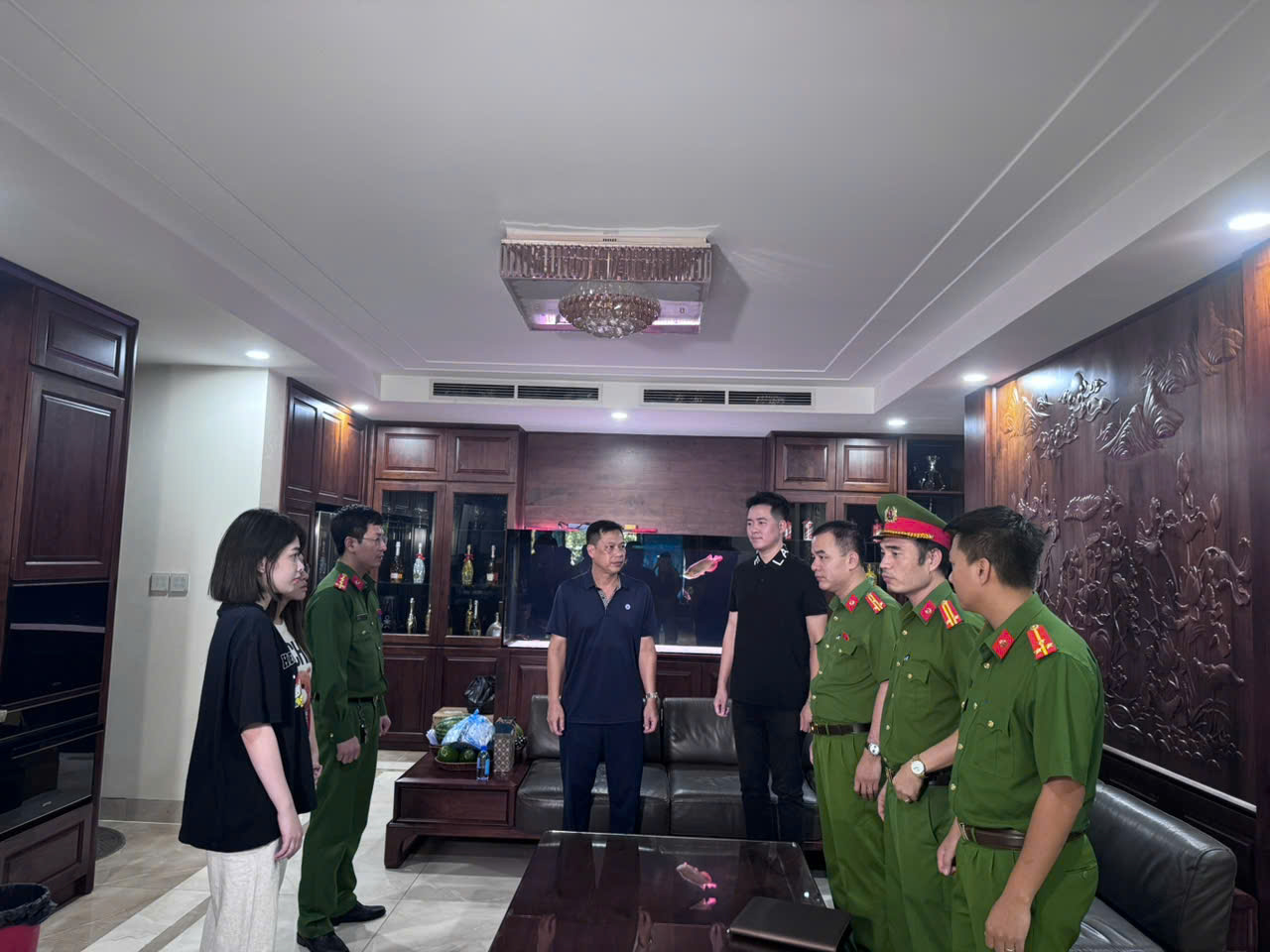 Khám xét khẩn cấp nhà riêng của đối tượng “Mạnh gỗ”- Ảnh 1.