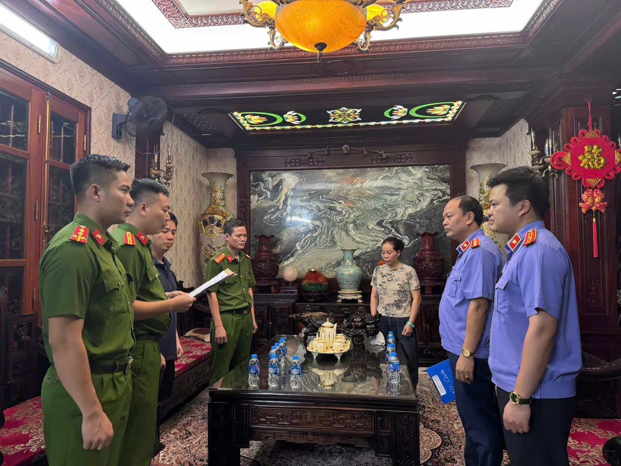 Bắt tạm giam 2 bị can liên quan đến ổ nhóm tội phạm do “Ý Ẻng” cầm đầu- Ảnh 1.