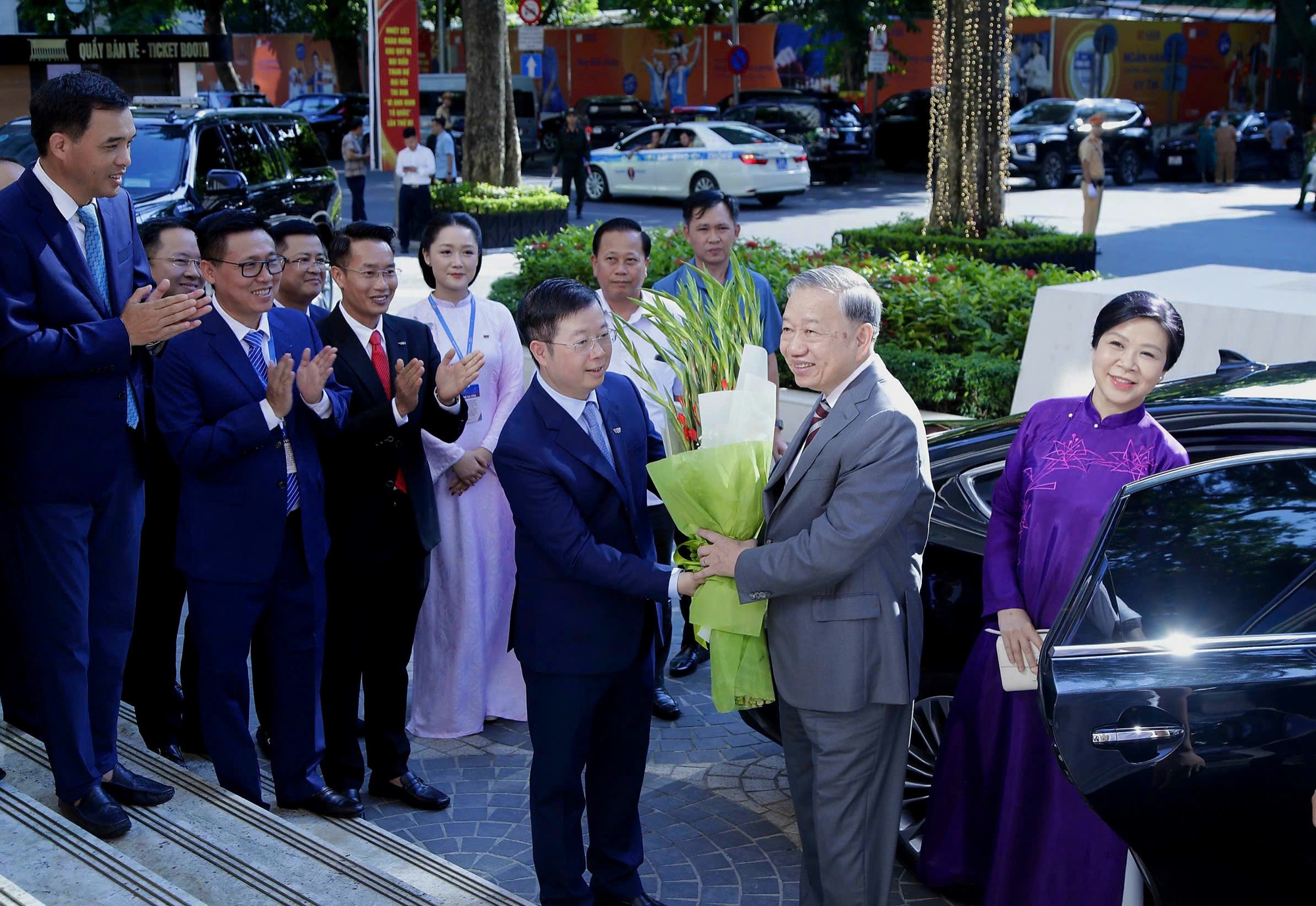 Tổng Bí thư Tô Lâm trao Huân chương Lao động hạng Nhất cho Đài Truyền hình Việt Nam- Ảnh 2. Tổng Bí thư Tô Lâm trao Huân chương Lao động hạng Nhất cho Đài Truyền hình Việt Nam- Ảnh 2.