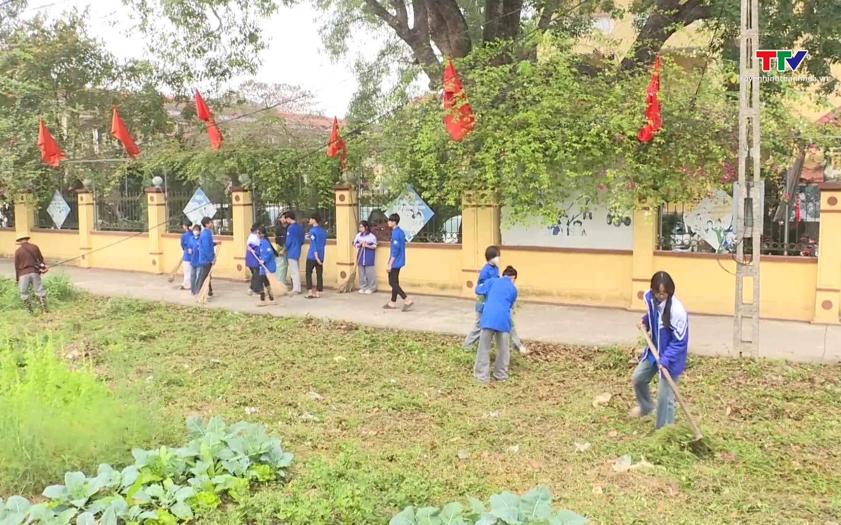 Ra qu&acirc;n cao điểm tổng vệ sinh m&ocirc;i trường
