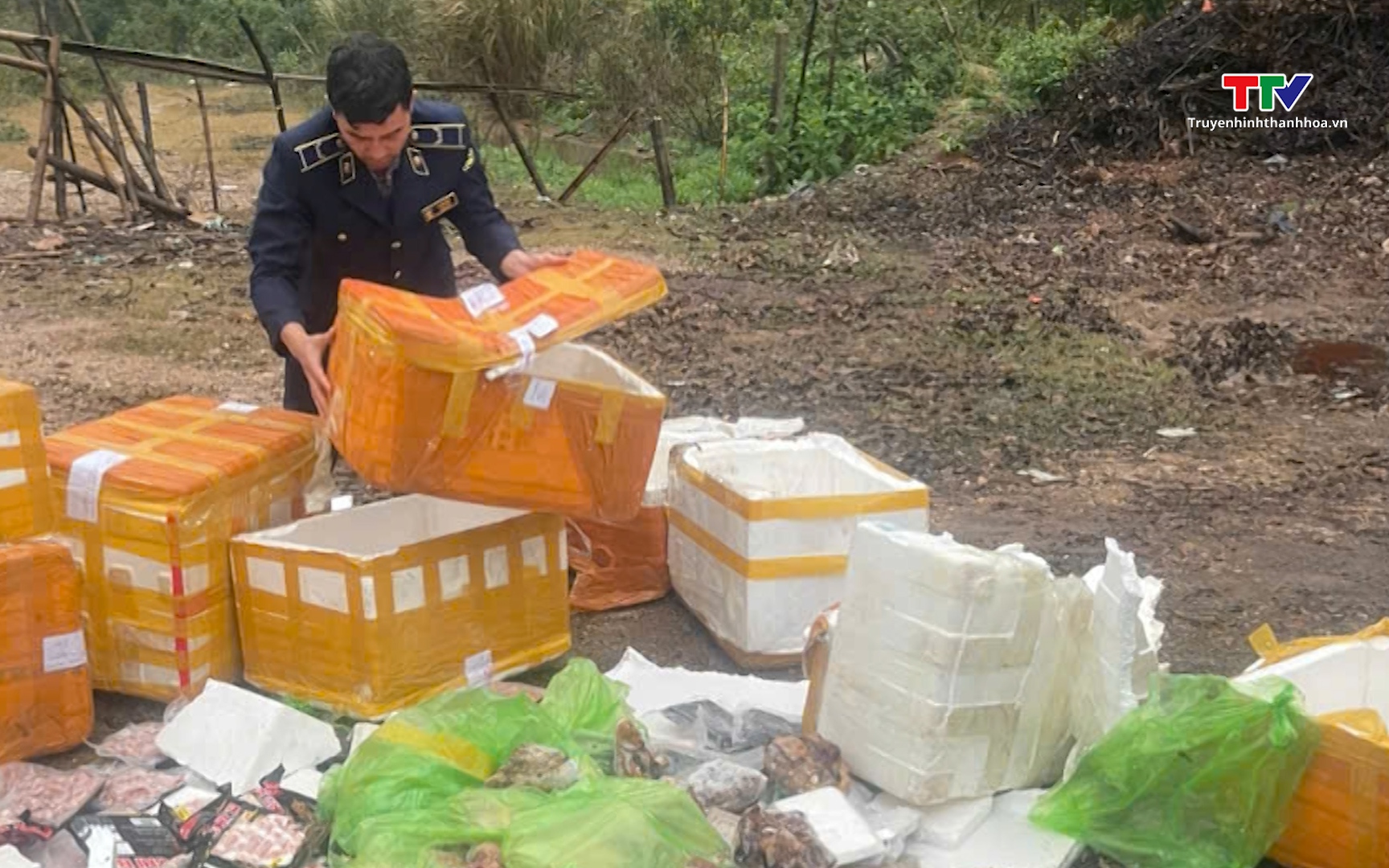 Ti&ecirc;u hủy 154 kg thực phẩm kh&ocirc;ng r&otilde; nguồn gốc xuất xứ v&agrave; thực phẩm nhập lậu