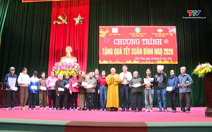 Tặng qu&agrave; Tết c&aacute;c gia đ&igrave;nh c&oacute; ho&agrave;n cảnh kh&oacute; khăn