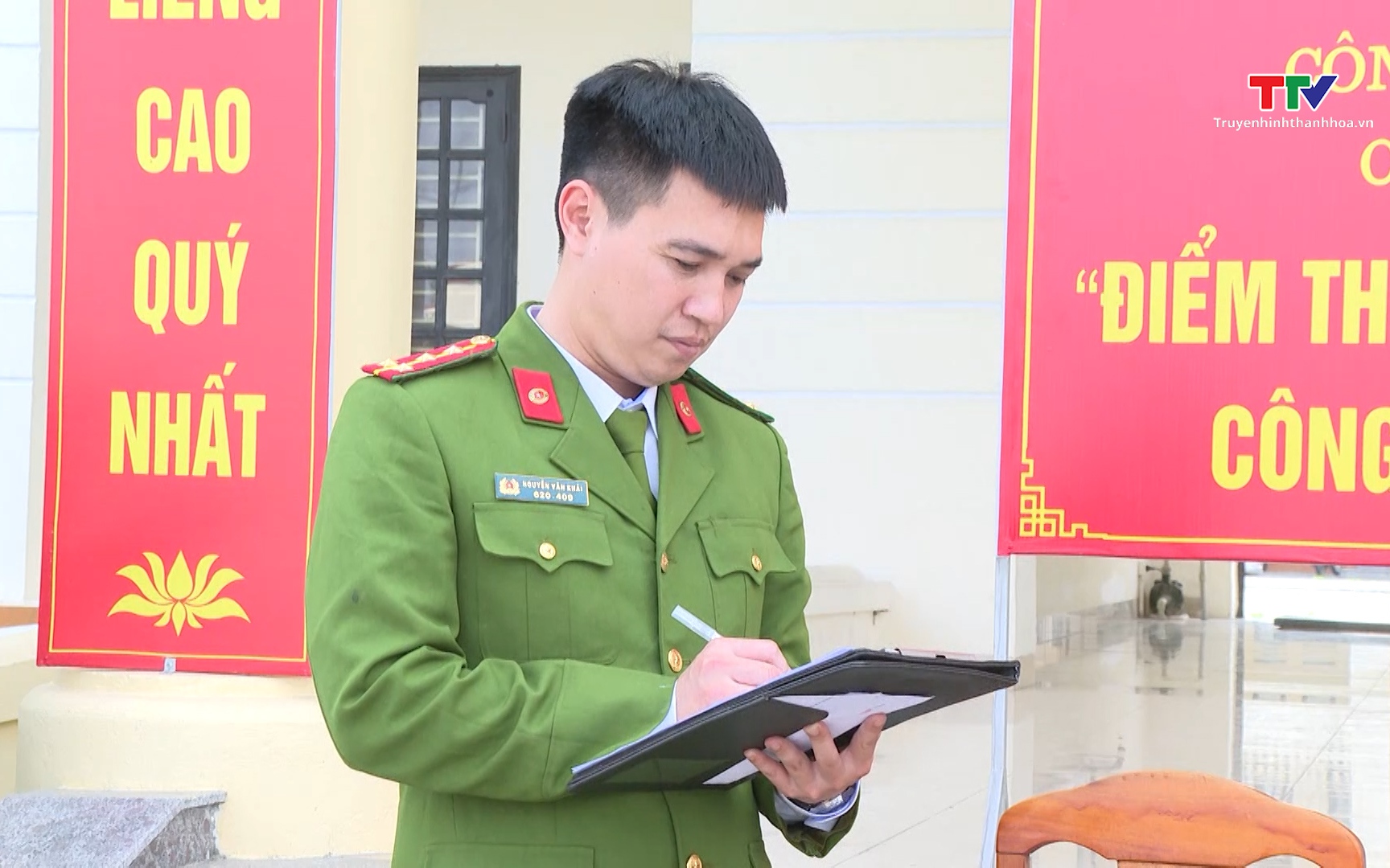 C&ocirc;ng an x&atilde; Nga Sơn vận động người d&acirc;n giao nộp hơn 30kg ph&aacute;o nổ