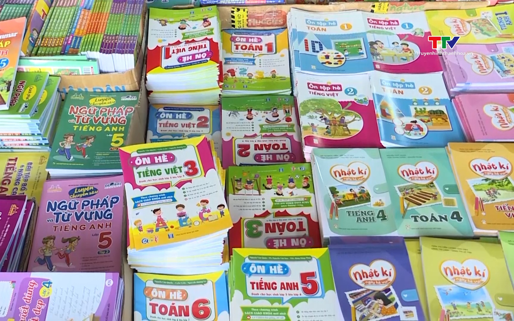 Kh&ocirc;ng loại bỏ c&aacute;c bộ s&aacute;ch gi&aacute;o khoa đ&atilde; ban h&agrave;nh