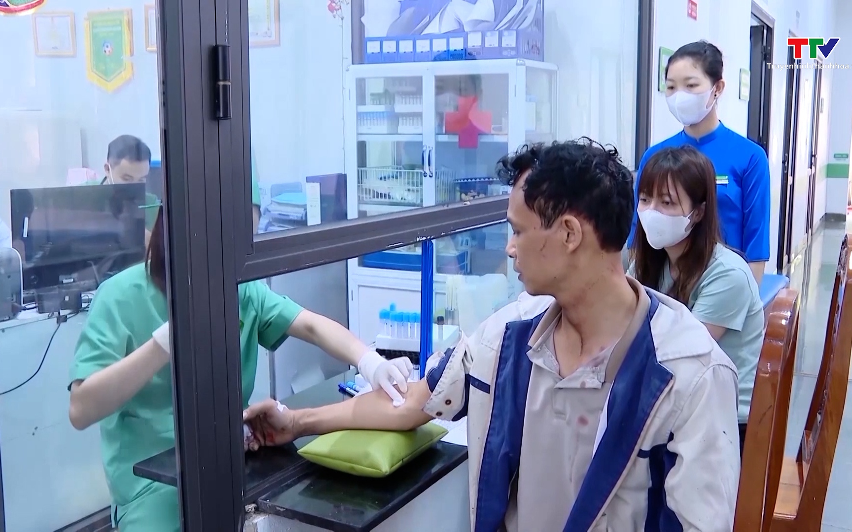 Chi trả 100% Bảo hiểm y tế: th&ecirc;m cơ hội chăm s&oacute;c sức khỏe cho hộ cận ngh&egrave;o v&agrave; hưu tr&iacute; x&atilde; hội