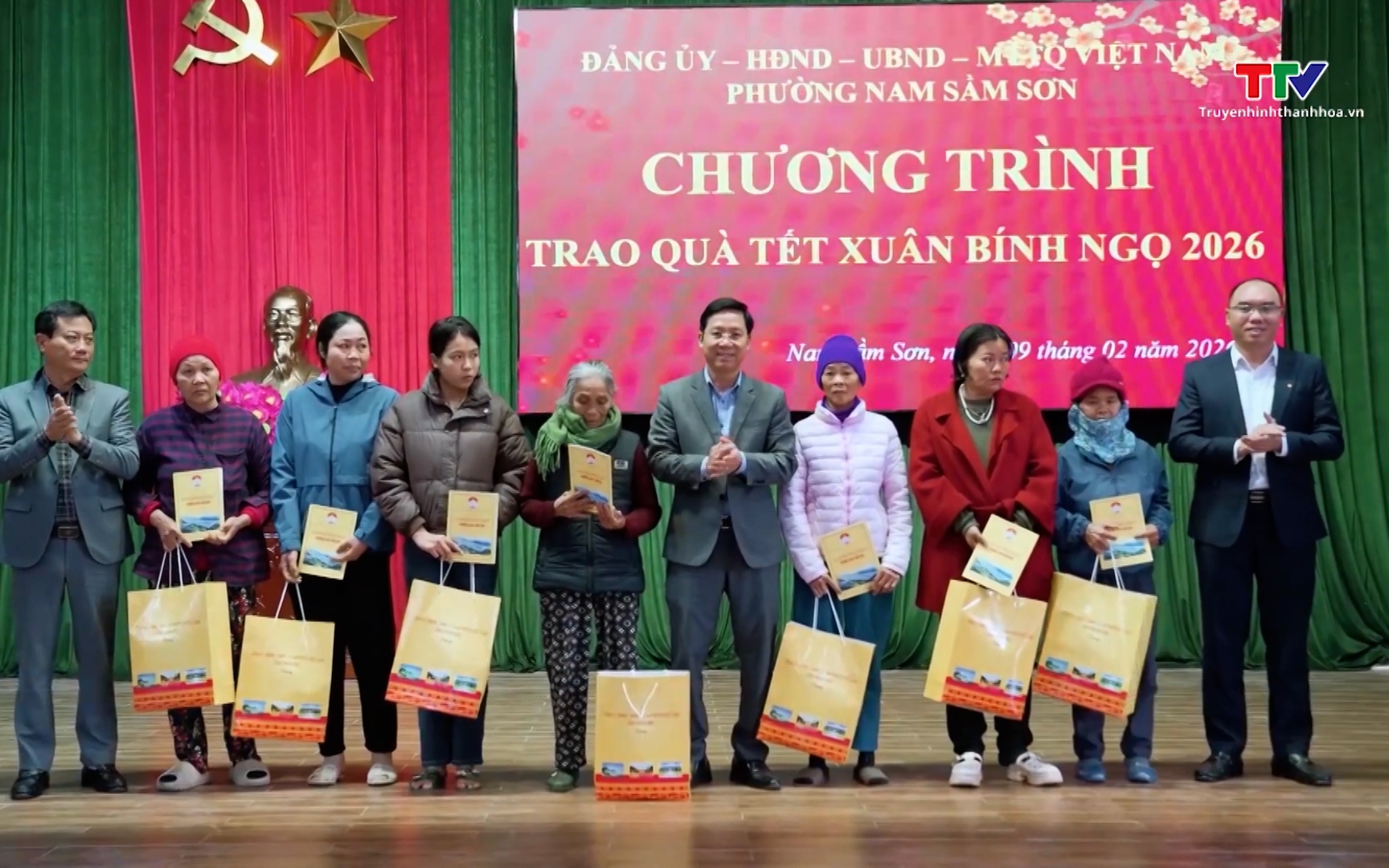 Phường Nam Sầm Sơn trao qu&agrave; Tết cho c&aacute;c đối tượng kh&oacute; khăn