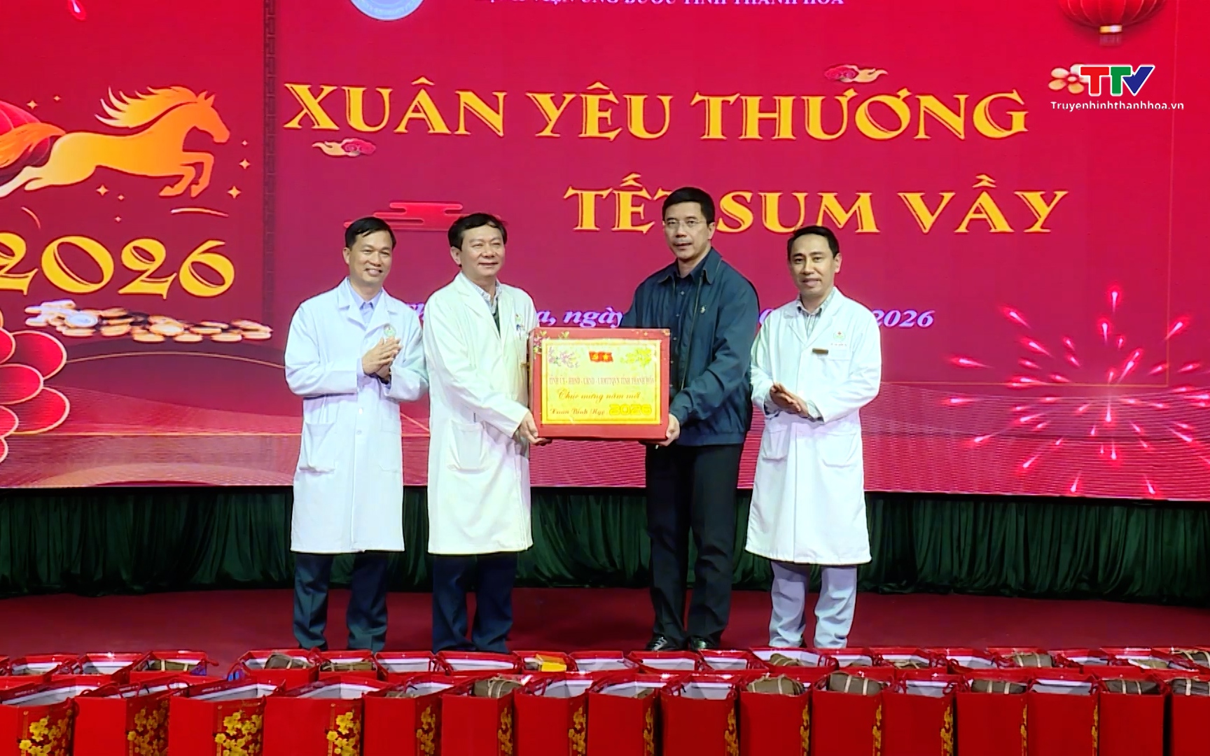 Ph&oacute; B&iacute; thư Thường trực Tỉnh ủy Nguyễn Hồng Phong thăm v&agrave; tặng qu&agrave; tại Bệnh viện Ung Bướu Thanh H&oacute;a