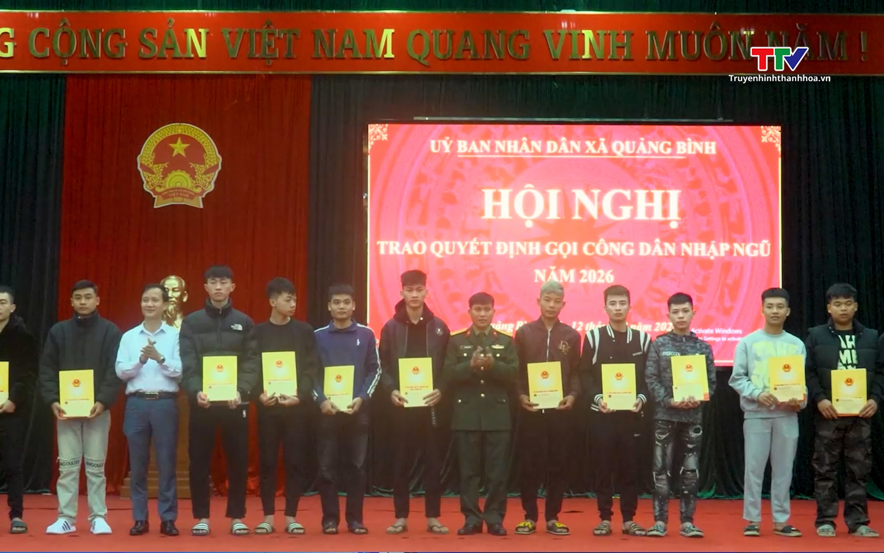 X&atilde; Quảng B&igrave;nh trao quyết định gọi c&ocirc;ng d&acirc;n nhập ngũ năm 2026