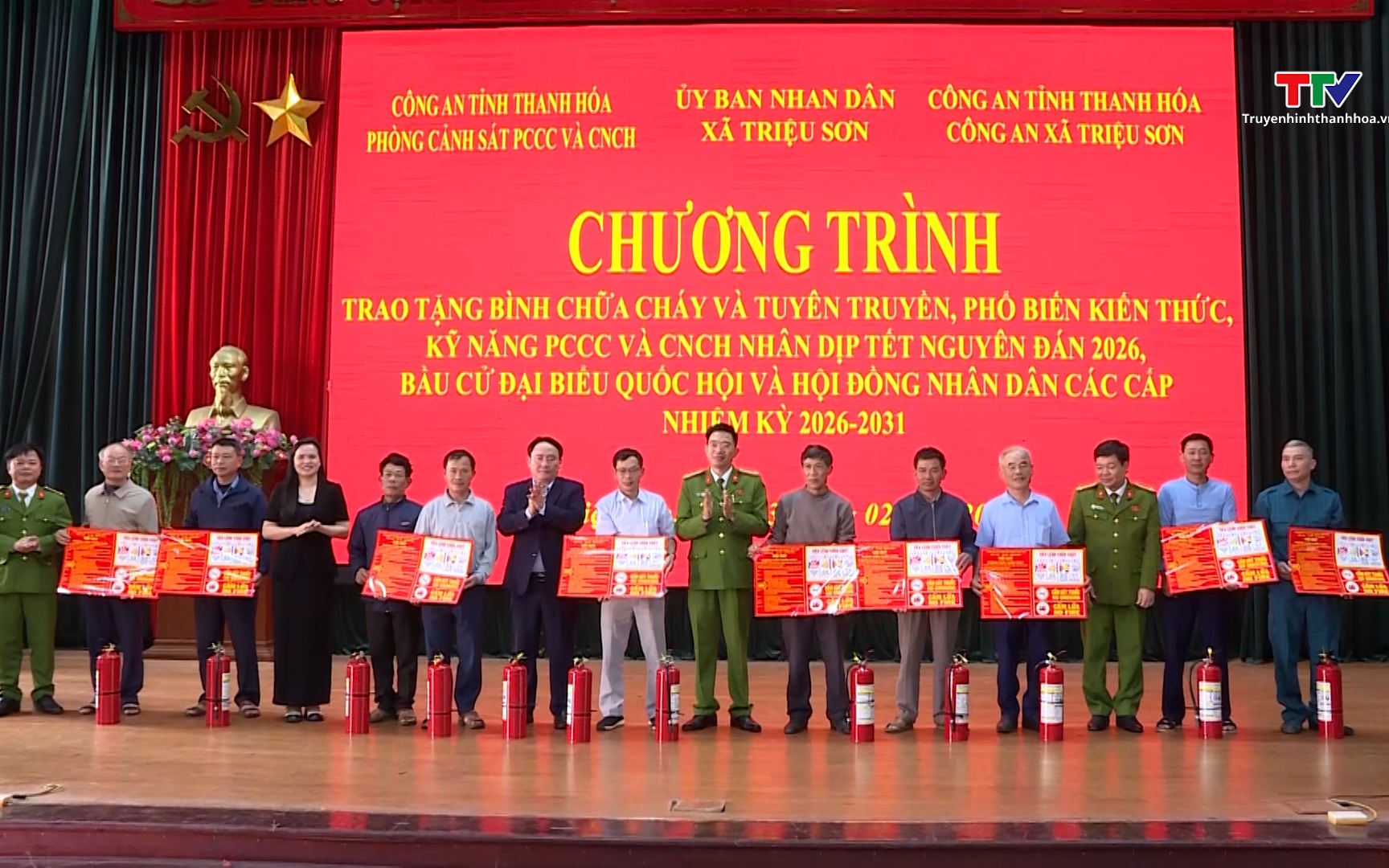 C&ocirc;ng an x&atilde; Hoằng Sơn trao tặng 100 b&igrave;nh chữa ch&aacute;y cho c&aacute;c hộ gia đ&igrave;nh c&oacute; ho&agrave;n cảnh kh&oacute; khăn  - Ảnh 1.