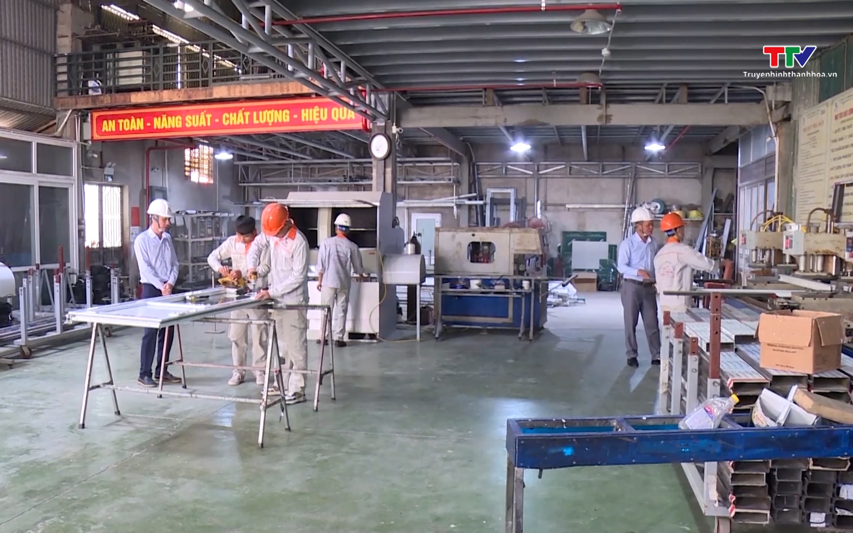 Kh&iacute; thế thi đua lao động sản xuất s&ocirc;i nổi ngay từ đầu năm mới