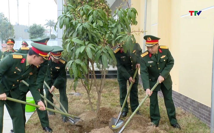 Bộ Chỉ huy Qu&acirc;n sự tỉnh ch&agrave;o cờ đầu xu&acirc;n v&agrave; ph&aacute;t động Tết trồng c&acirc;y