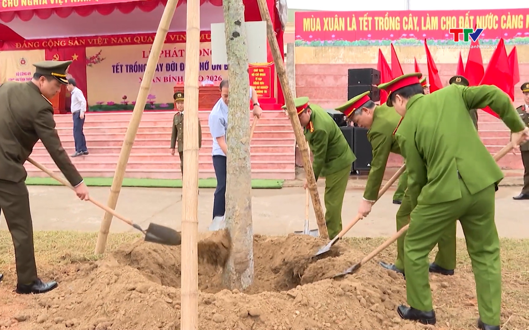 C&ocirc;ng an tỉnh Thanh Ho&aacute; ph&aacute;t động Tết trồng c&acirc;y 