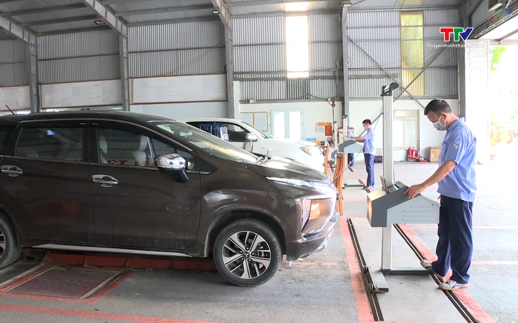 Đề xuất kh&ocirc;ng d&aacute;n tem kiểm định tr&ecirc;n k&iacute;nh l&aacute;i &ocirc; t&ocirc; 